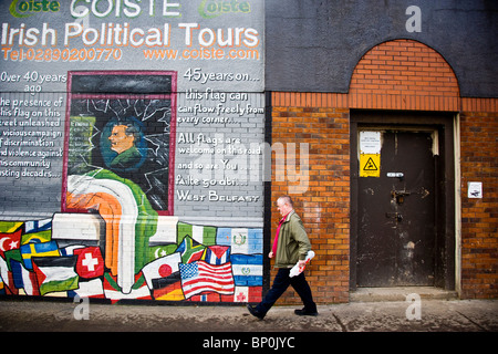 Il repubblicano murales lungo Falls Road, West Belfast, Belfast, Irlanda del Nord, Regno Unito. Foto Stock