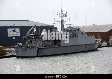 Il dispositivo HMS Shoreham ormeggiata nel porto di Shoreham Foto Stock