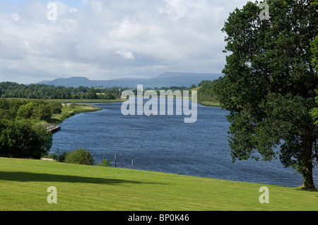 Irlanda del Nord, Fermanagh, Enniskillen. Vista lungo la linea inferiore del Lough Erne dalla Killyhevlin Hotel. Foto Stock