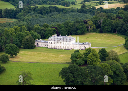 Irlanda del Nord, Fermanagh, Enniskillen. Vista aerea di Castle Coole, una fine del XVIII secolo in stile neo-classico palazzo Georgiano. Foto Stock