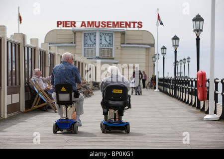 I pensionati su mobiity scooter su Eastbourne Pier. Foto di James Boardman Foto Stock