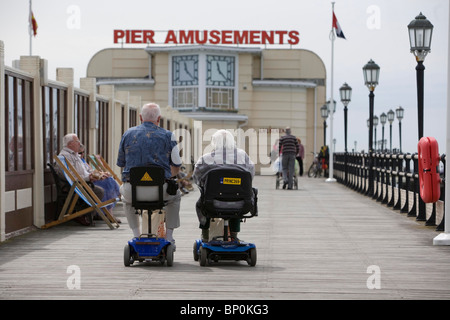 I pensionati su mobiity scooter su Eastbourne Pier. Foto di James Boardman Foto Stock