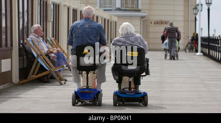 I pensionati su mobiity scooter su Eastbourne Pier. Foto di James Boardman Foto Stock