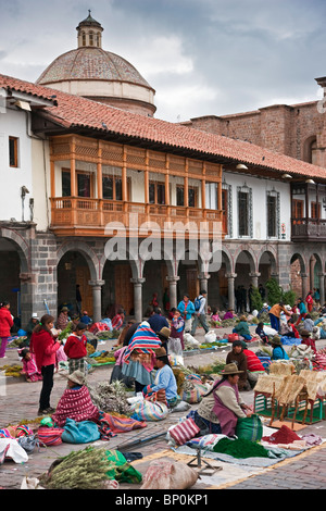 Il Perù, Santuranticuy mercato organizzato nella piazza principale di Cusco alla vigilia di Natale. Gli articoli in vendita sono correlati a Natale. Foto Stock