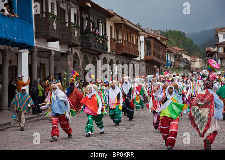 Il Perù, danzatori mascherati nel giorno di Natale in Cusco s Square Plaza de Armas, celebrando i paesi andini, il Bambino Gesù, Nino Manuelito. Foto Stock