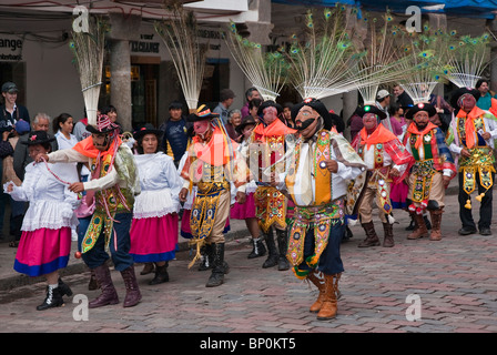 Il Perù, danzatori mascherati nel giorno di Natale in Cusco s Square Plaza de Armas, celebrando i paesi andini, il Bambino Gesù, Nino Manuelito. Foto Stock