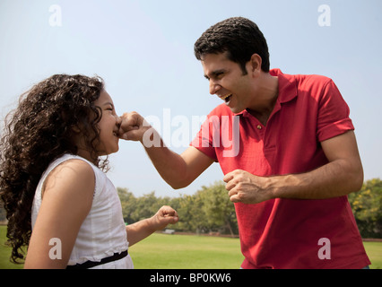 Padre e figlia giocando Foto Stock