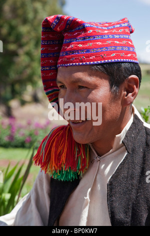 Il Perù, un Quechua-parlando uomo sulla isola di Taquile indossando vestiti tradizionali. Foto Stock