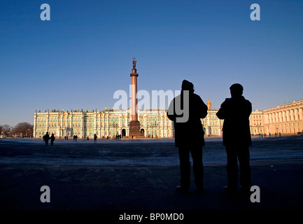 La Russia, San Pietroburgo; persone in piedi di fronte allo Stato Hermitage Museum, progettato da Bartolomeo Rastrelli Foto Stock