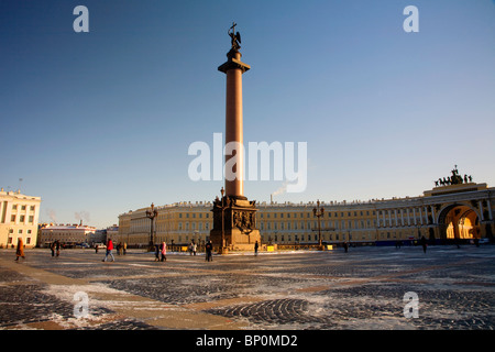 La Russia, San Pietroburgo; la Piazza del Palazzo d'inverno con Alexander colonna nel mezzo Foto Stock