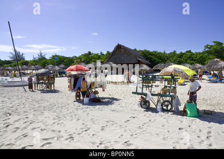 Spiaggia delle bancarelle che vendono regali e souvenir a Cuba. Foto Stock