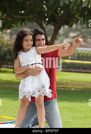 Padre e figlia rivolta Foto Stock