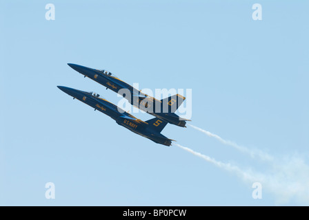 Blue Angels di piombo e assoli opposti (angeli 5 e 6) a 2007 Thunder su Michigan Air Show Foto Stock