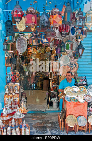 Souk commerciante nel suo negozio nella Medina di Tunisi Foto Stock