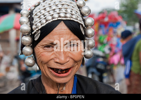 Ritratto di una vecchia donna Akha in Myanmar Foto Stock