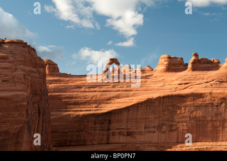 Delicate Arch al tramonto dal punto di vista inferiore. Parco Nazionale di Arches, Utah. Stati Uniti d'America Foto Stock