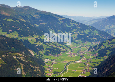 Mayrhofen, Valle Zillertal, Tirolo Tirolo, Austria in estate Foto Stock