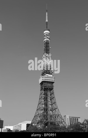 La torre di Tokyo, giornata senza nuvole con cielo blu. in bianco e nero Foto Stock