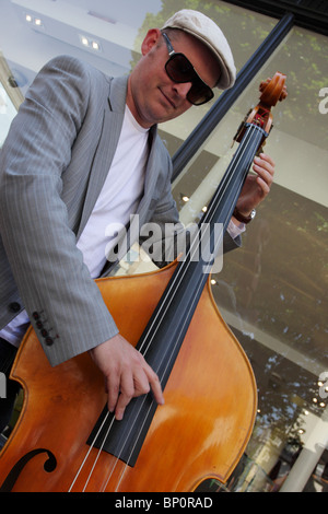 Vivere il musicista jazz catturato in East Street, Brighton, Inghilterra. Foto Stock