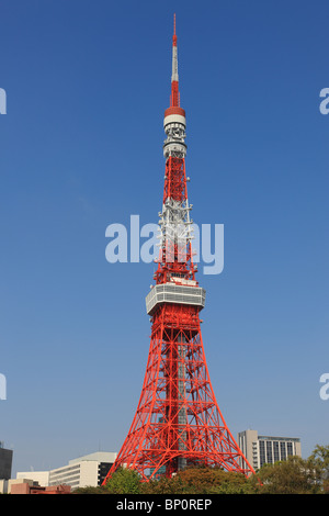 La torre di Tokyo, giornata senza nuvole con cielo blu Foto Stock