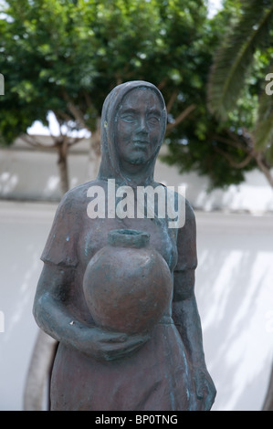 Statua di una donna in abiti tradizionali in Uga Lanzarote isole Canarie Spagna Foto Stock