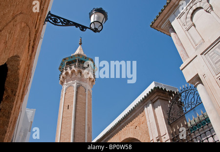 1655 Hammouda Pascià moschea (Hamouda Pacha al Mouradi) con a pianta ottagonale minareto nella Medina di Tunisi Foto Stock