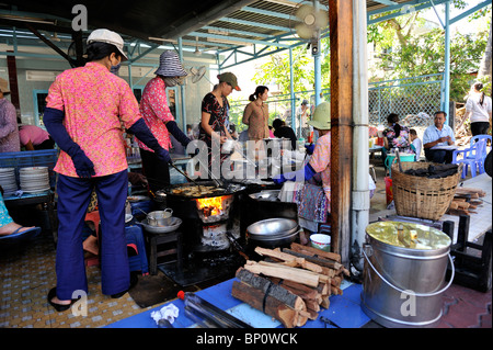 Stufe a legna impostato in un ristorante all'aperto, per rendere le sempre popolari 'banh khot' (piccole pancake). Vung Tau, Vietnam Foto Stock