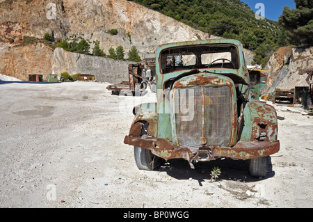 Rusty auto d'epoca e macchinari industriali in corrispondenza di una cava. Foto Stock