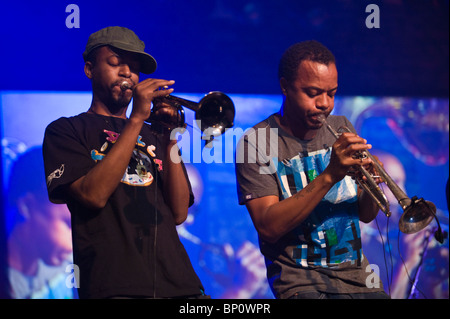 Hypnotic Brass Ensemble jazz band con otto fratelli da Chicago a giocare a Brecon Jazz Festival 2010 Foto Stock