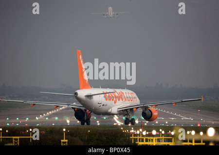 Un aeromobili EasyJet si prepara a prendere il via dal London Gatwick Airport. Foto di James Boardman Foto Stock