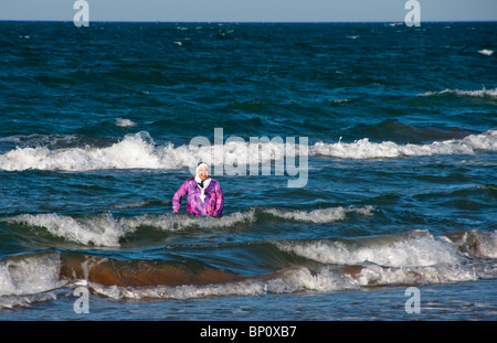 La donna araba nuoto completamente vestito nel mare Mediterraneo a Tunisi, Tunisia Foto Stock