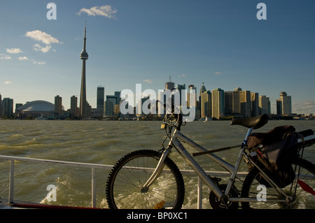 Città di Toronto skyline da island ferry con la bicicletta in primo piano. Foto Stock