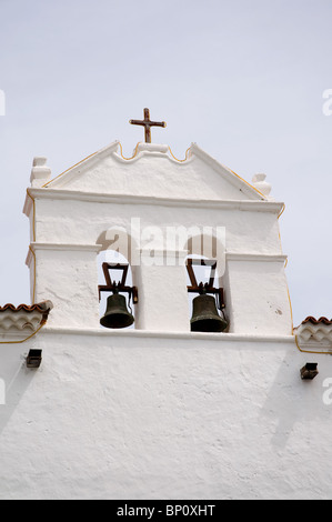 Le campane della chiesa presso la chiesa cattolica di Uga Lanzarote isole Canarie Spagna Foto Stock