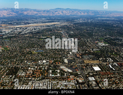 Vista aerea al di sopra di Silicon Valley verso San Jose Aeroporto e il centro cittadino di San Jose Foto Stock