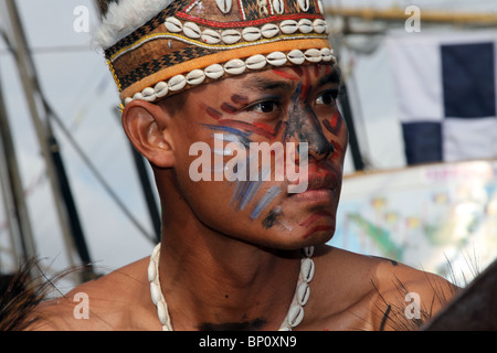 Faccia indonesiano vernice, Indonesia, viaggi, Bali, asiatici, viso, balinese, arte, cultura, maschera, tradizionale, la religione, l'Asia, la tradizione indù, pittura, rituale, persone, statua, monster, devil, etnica, festival, carnevale, daemon, sfilata di modelli facciali mostrato dall'equipaggio di KRI Dewaruci a Hartlepool 2010 Tall Ships Race, Village e Marina, Teesside, North Yorkshire, Regno Unito Foto Stock