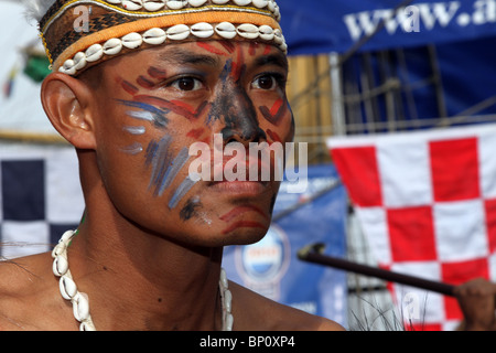 Faccia indonesiano vernice, Indonesia, viaggi, Bali, asiatici, viso, balinese, arte, cultura, maschera, tradizionale, la religione, l'Asia, la tradizione indù, pittura, rituale, persone, statua, monster, devil, etnica, festival, carnevale, daemon, sfilata di modelli facciali mostrato dall'equipaggio di KRI Dewaruci a Hartlepool 2010 Tall Ships Race, Village e Marina, Teesside, North Yorkshire, Regno Unito Foto Stock