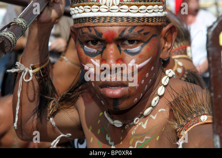 Faccia indonesiano vernice, Indonesia, viaggi, Bali, asiatici, viso, balinese, arte, cultura, maschera, tradizionale, la religione, l'Asia, la tradizione indù, pittura, rituale, persone, statua, monster, devil, etnica, festival, carnevale, daemon, sfilata di modelli facciali mostrato dall'equipaggio di KRI Dewaruci a Hartlepool 2010 Tall Ships Race, Village e Marina, Teesside, North Yorkshire, Regno Unito Foto Stock