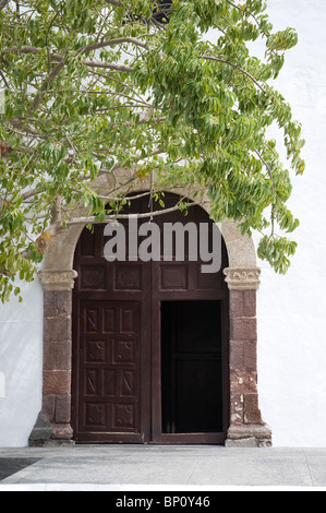 Scolpiti in legno porta alla chiesa cattolica in Uga Lanzarote isole Canarie Spagna Foto Stock