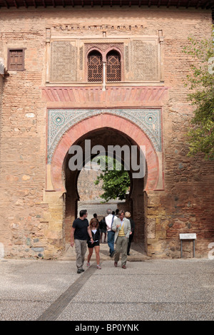 Turisti alla Puerta del Vino gateway nell'Alhambra Palace Granada Andalusia Spagna Europa Foto Stock