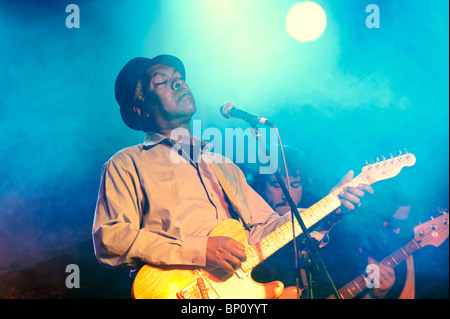 Booker T. Jones, US blues cantante musicista esegue nello stadio principale tendone. Maryport Blues Festival 2010. Cumbria, Inghilterra Foto Stock