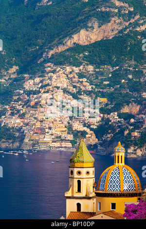 Chiesa San Gennaro a Praiano con la cittadina collinare di Positano oltre la Costiera Amalfitana Campania Italia Foto Stock