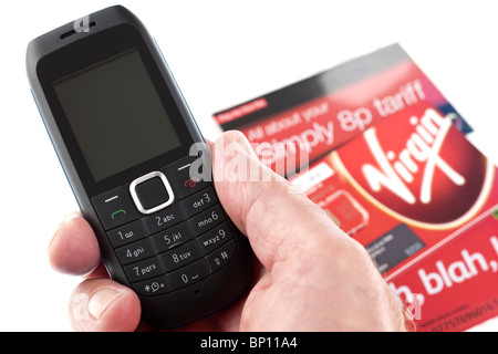 Telefono cellulare e vergine 8 pence tariffa. Solo uso editoriale Foto Stock