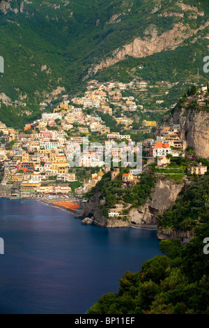 Paese collinare di Positano lungo la Costiera Amalfitana Campania Italia Foto Stock