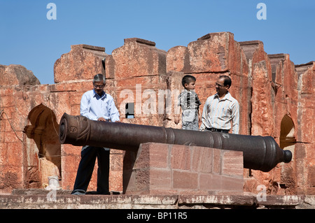 I turisti indiani guardando un vecchio cannone. Meherangarh Fort. Jodhpur. Il Rajasthan. India Foto Stock