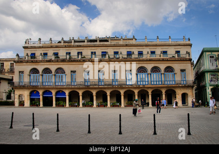 Vista di Hotel Santa Isabel si trova su Plaza de Armas. Questa area contiene il nucleo della città originaria dell Avana fondata dal Foto Stock