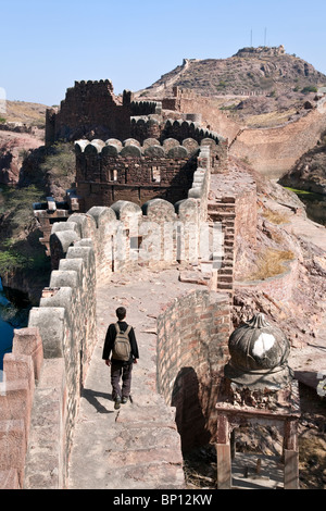 Passeggiate turistiche sull'antica città di Jodhpur parete (10 km). Il Rajasthan. India Foto Stock