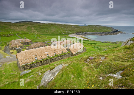 Cottage con il tetto di paglia al Carloway Blackhouse Village isola di Lewis, Ebridi Esterne, Scozia. SCO 6244 Foto Stock