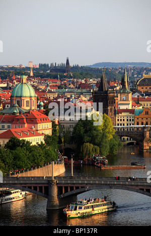 Repubblica Ceca, Praga, Old Town skyline, il fiume Moldava, barca