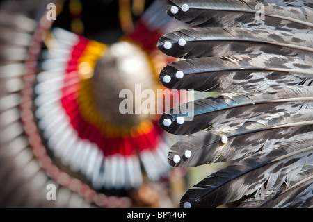 Piume su un nativo di acconciatura sono raffigurato all'Wendake Pow-Wow Luglio 31, 2010. Foto Stock