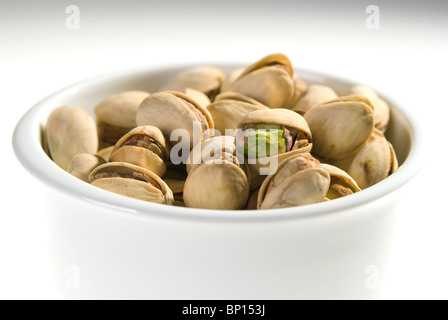 Il pistacchio closeup nel bacino di porcellana Foto Stock